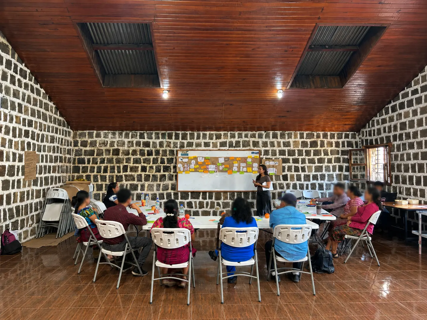 Personas trabajando en conjunto en una solución comunitaria