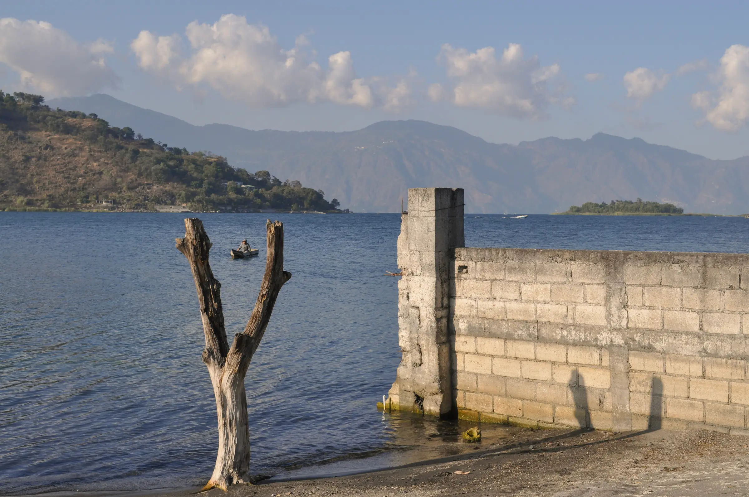 El lago de Atitlán con las montañas al fondo